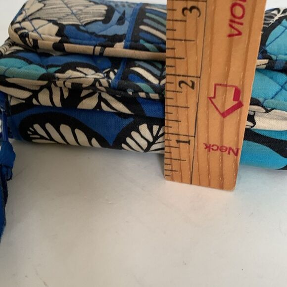 Vera Bradley Blue Bayou Blue White Floral Quilted Zip Around Wallet Crossbody - Picture 10 of 10